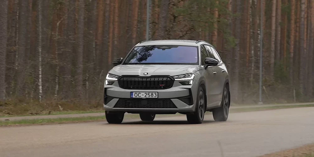Škoda Kodiaq RS borta dators mūsu īsā brauciena laikā rādīja 11 litrus uz 100 km. Pavisam droši var apgalvot ka šis Kodiaq ir viens no klusākajiem, jo tam ir laminēti sānstikli.