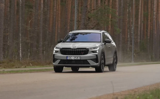 Škoda Kodiaq RS borta dators mūsu īsā brauciena laikā rādīja 11 litrus uz 100 km. Pavisam droši var apgalvot ka šis Kodiaq ir viens no klusākajiem, jo tam ir laminēti sānstikli.