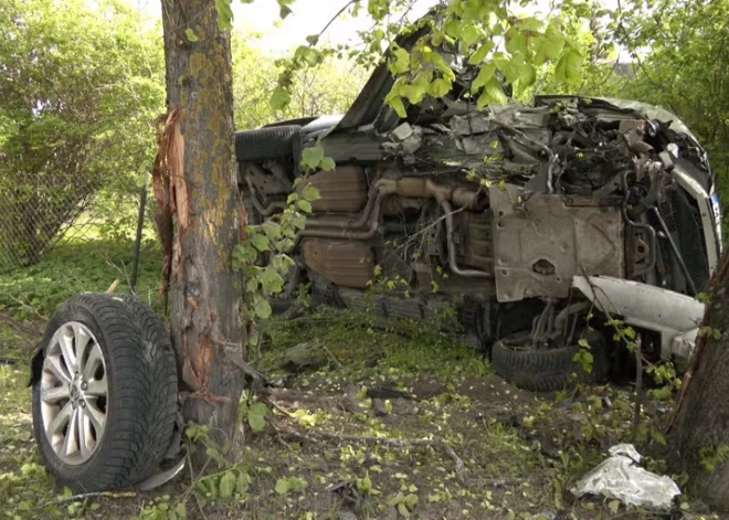 Kleistos aizturēta kāda sieviete alkohola reibumā, kas "noparkoja" automašīnu starp diviem kokiem