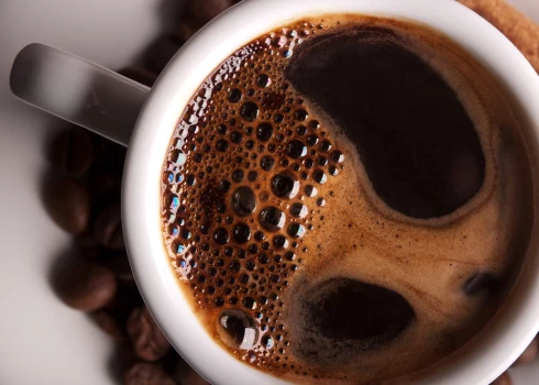 Tomēr var gadīties, ka labuma ir par daudz. Ar kafijas apjomu pārspīlēt nevajag. Cilvēkiem, kas dienā izdzer vairāk par trim tasēm kafijas, palielinās iespēja saslimt ar sirds slimībām un no tām priekšlaikus nomirt.