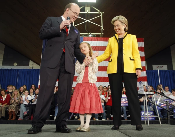 Mollija bērnībā kopā ar tēti - 2008. gadā Hillarijas Klintones prezidenta vēlēšanu kampaņas laikā.