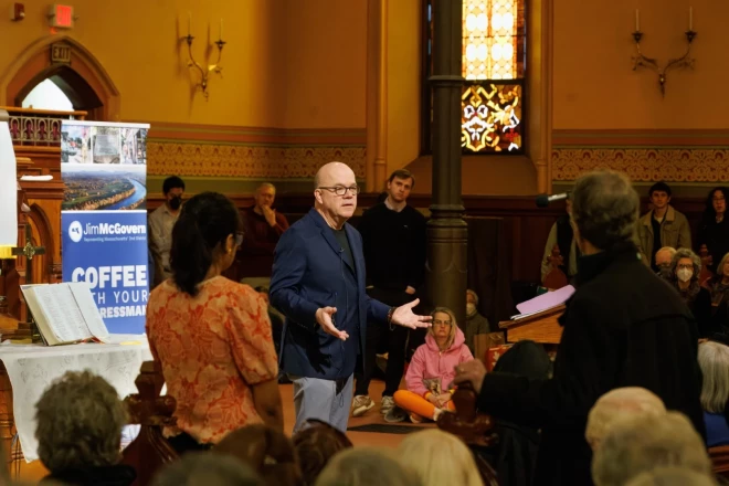 Mollijas tēvs Džims Makgoverns, tiekoties ar iedzīvotājiem un apspriežot protesta formas pret Trampa politiku. 2025. gads.