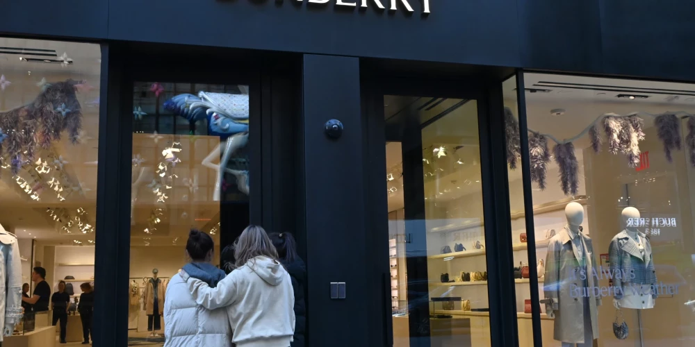 Lielbritānijas ekskluzīvo apģērbu un aksesuāru ražotājs "Burberry".