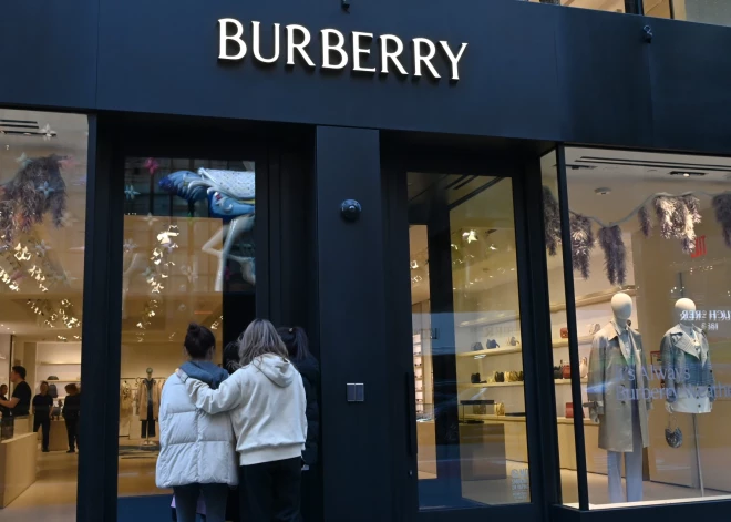 "Burberry” cieš ievērojamus zaudējumus un plāno likvidēt piektdaļu darbavietu