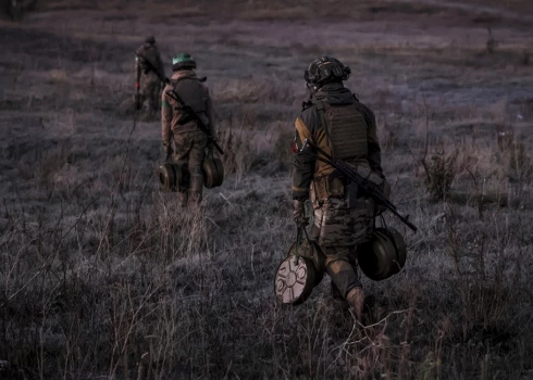 Ukrainas 24. atsevišķās mehanizētās brigādes karavīri ar prettanku mīnām netālu no Časivjaras.