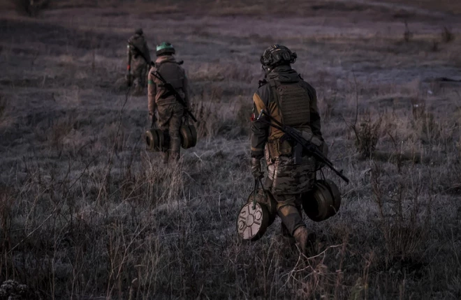 Ukrainas 24. atsevišķās mehanizētās brigādes karavīri ar prettanku mīnām netālu no Časivjaras.