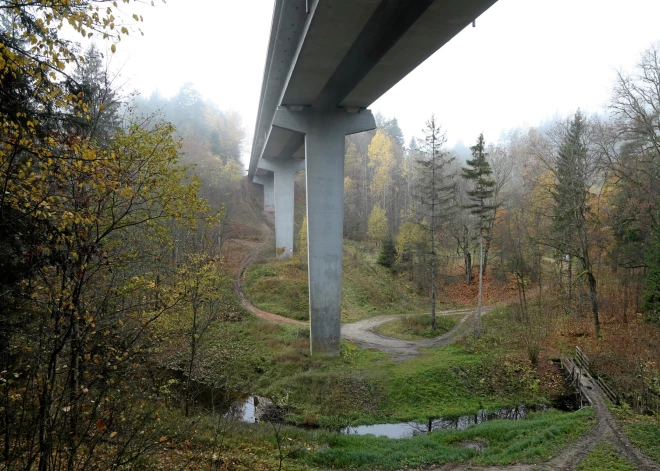 Pēc nedēļas slēgs satiksmi uz Vidzeme šosejas pie Lorupes gravas; būs apbraucamais ceļš