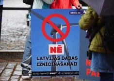 FOTO, VIDEO: pie Saeimas notiek pikets pret vēja parku būvniecību