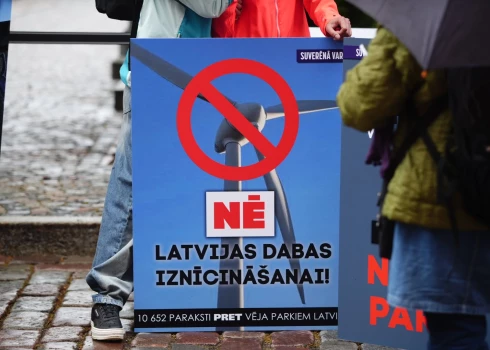 Politiskā partija "Suverēnā vara" sadarbībā ar apvienību Jaunlatvieši šodien, 14. maijā plkst. 12.00 pie Saeimas rīkoja piketu iniciatīvas “Par Latviju bez vēja parkiem” atbalstam. 