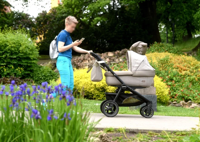 Ne tikai bērni dzimst mazāk, bet arī jauno māmiņu vidējais vecums palielinās