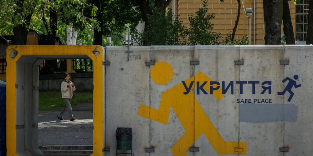 Patvertne blakus autobusa pieturai Krievijas uzbrukuma Ukrainai laikā Dņipro, Ukrainā 2025. gada 13. maijā.