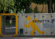 Patvertne blakus autobusa pieturai Krievijas uzbrukuma Ukrainai laikā Dņipro, Ukrainā 2025. gada 13. maijā.