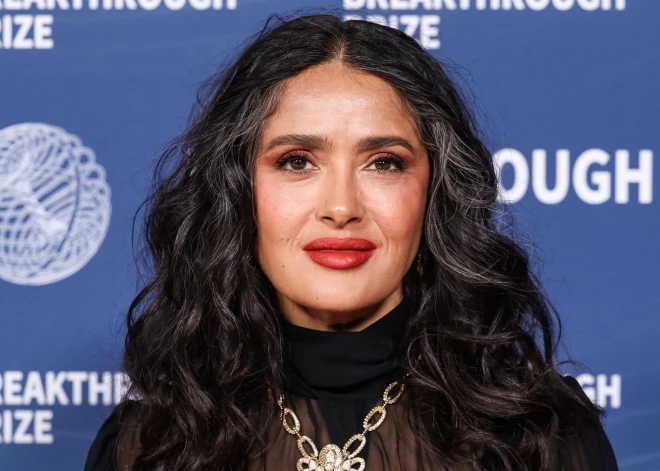 "Безумие, мне почти 60 лет!" Сальма Хайек продемонстрировала фигуру в бикини в модной фотосессии