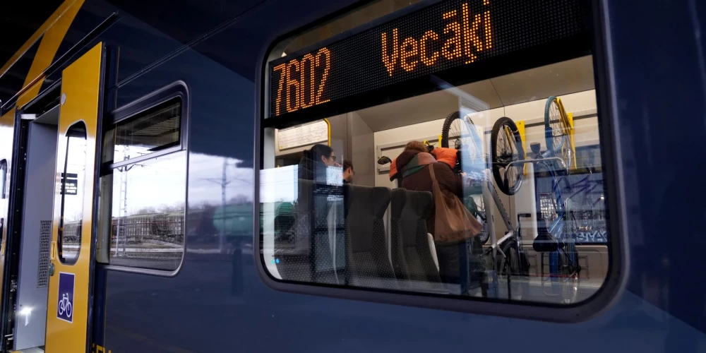 Jaunajos elektrovilcienos līdz šim aptuveni 300 logu ir konstatēti defekti.