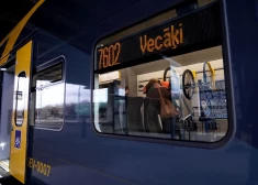 Jaunajiem elektrovilcieniem Latvijā konstatēti defekti – bojāti aptuveni 300 logu 
