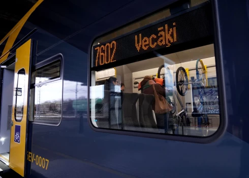 Jaunajos elektrovilcienos līdz šim aptuveni 300 logu ir konstatēti defekti.