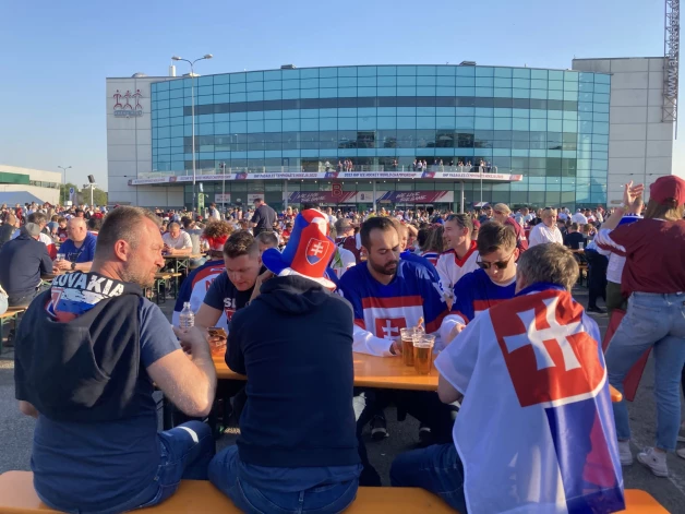 Slovākiajs hokeja līdzjutēji Rīgā arī neslēpa, ka paterē alu mazāk, nekā to būtu gribējuši, jo ir krietni dārgāk, nekā viņi ir ieraduši.