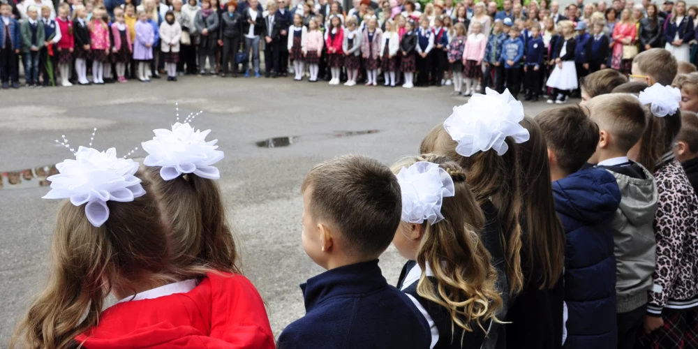 Atbalsts tiks sniegts uz diviem gadiem, maksimālā kompensējamā summa mēnesī būs 250 eiro, maksimālais atbalsta apmērs vienam pedagogam – līdz 6000 eiro (3000 eiro gadā).