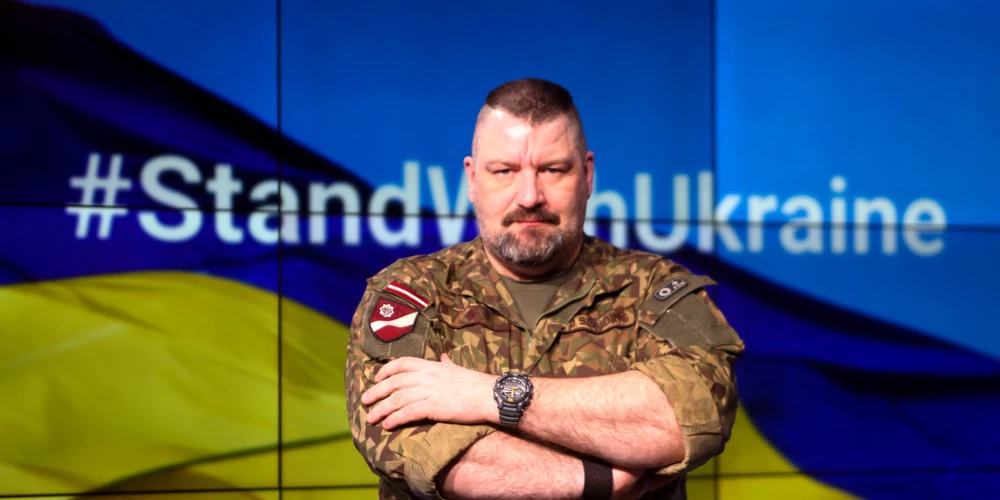 "Mums jāizkāpj no pastalām, jāiztaisno mugurkauls un jālepojas ar saviem varoņiem," saka majors Jānis Slaidiņš.