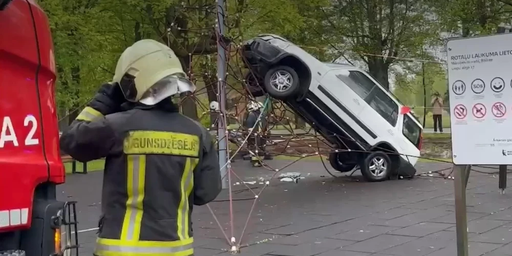 Автомобиль Honda съехал с дороги и въехал прямо в игровую зону.