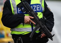 Vācijā un Šveicē aiztur trīs personas, kuras tur aizdomās par sabotāžas gatavošanu