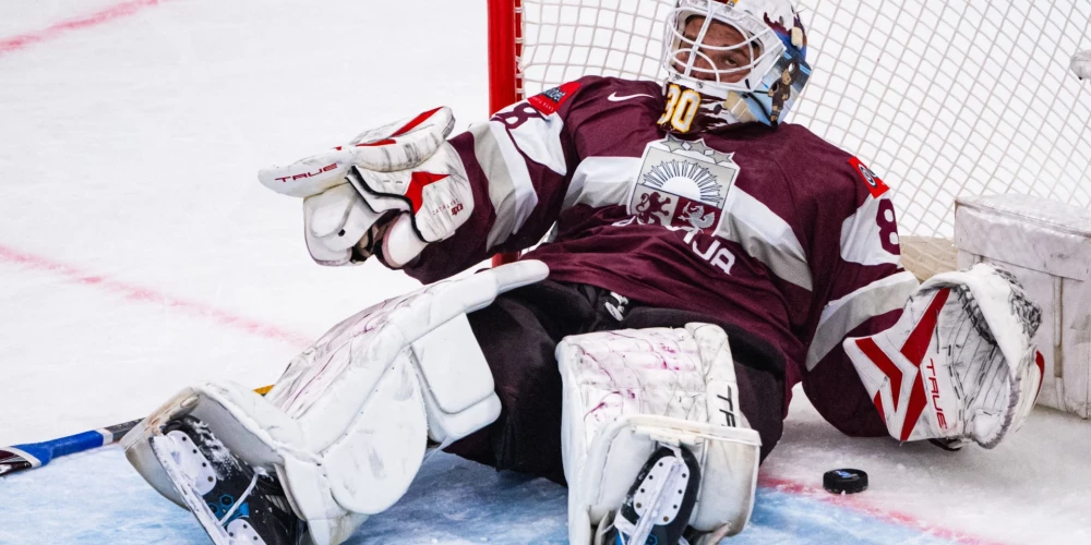 Latvijas vārtsargs Gustavs Grigals piedzīvoja smagas ugunskristības spēlē pret Kanādu