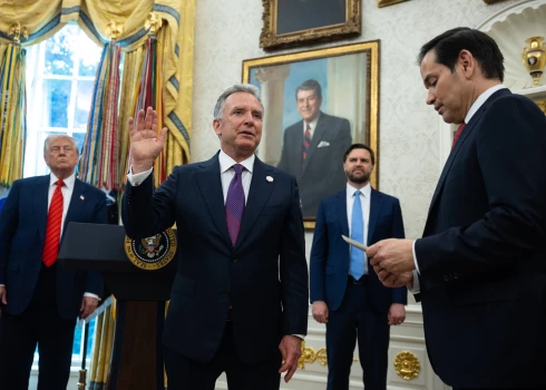 ASV prezidenta Donalda Trampa īpašais sūtnis Stīvs Vitkofs (centrā) un valsts sekretārs Marko Rubio (pa labi) Baltajā namā. Fonā ir Tramps un viņa viceprezidents Džeimss Venss