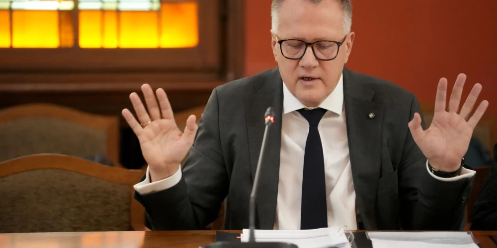 Finanšu ministrs Arvils Ašeradens (JV)
