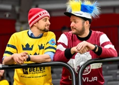 Latvijas hokejisti iztur trīs mazākumus un līdzīgi nospēlē pirmo periodu pret vareno Zviedriju