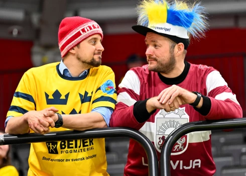 Pēc pirmā perioda labāks noskaņojums ir Latvijas līdzjutējiem (foto: Scanpix / EPA)