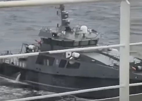 Igaunijas kara flote mēģina aizturēt uz Krieviju peldošo tankkuģi "Jaguar" (ekrānuzņēmums no video)