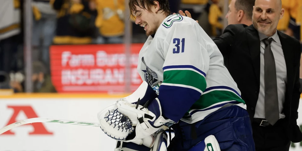 Riks Tokets uzticēja Artūram Šilovam sargāt "Canucks" vārtus iepriekšējās sezonas Stenlija kausa izcīņā, kaut gan latvietim nebija nekādas iepriekšējas izslēgšanas spēlu pieredzes