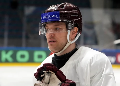 Toms Andersons mačā pret Zviedriju nejauši pielika nūju un ripa ielidoja Latvijas izalses vārtos.