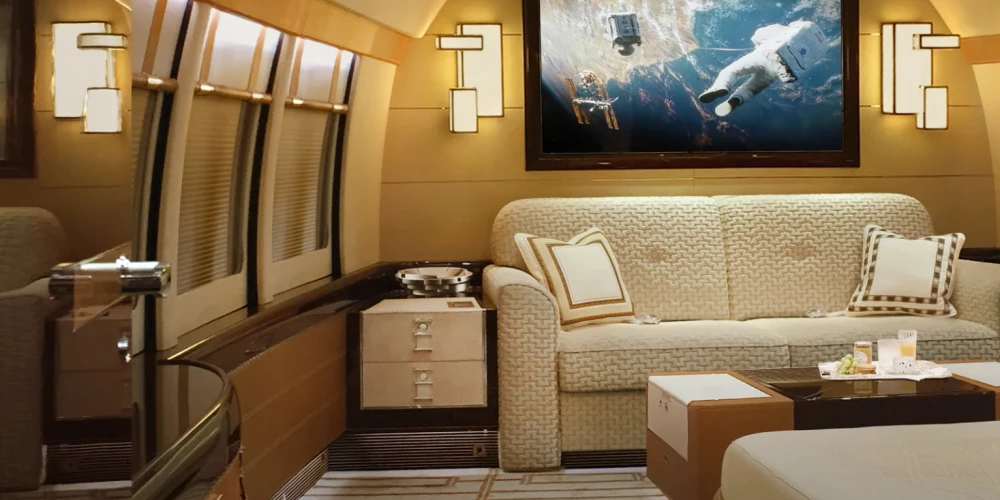 Ieskats "gaisa pilī", par ko Trampa administrācija pārvērtīs dāvanā saņemto "Boeing 747-8" lidmašīnu (ekrānuzņēmums no "Spotti Flight" / "YouTube")