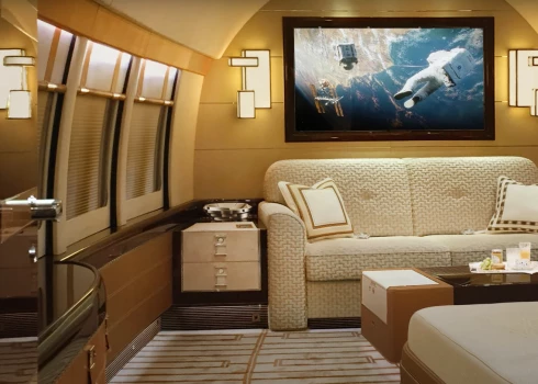 Ieskats "gaisa pilī", par ko Trampa administrācija pārvērtīs dāvanā saņemto "Boeing 747-8" lidmašīnu (ekrānuzņēmums no "Spotti Flight" / "YouTube")