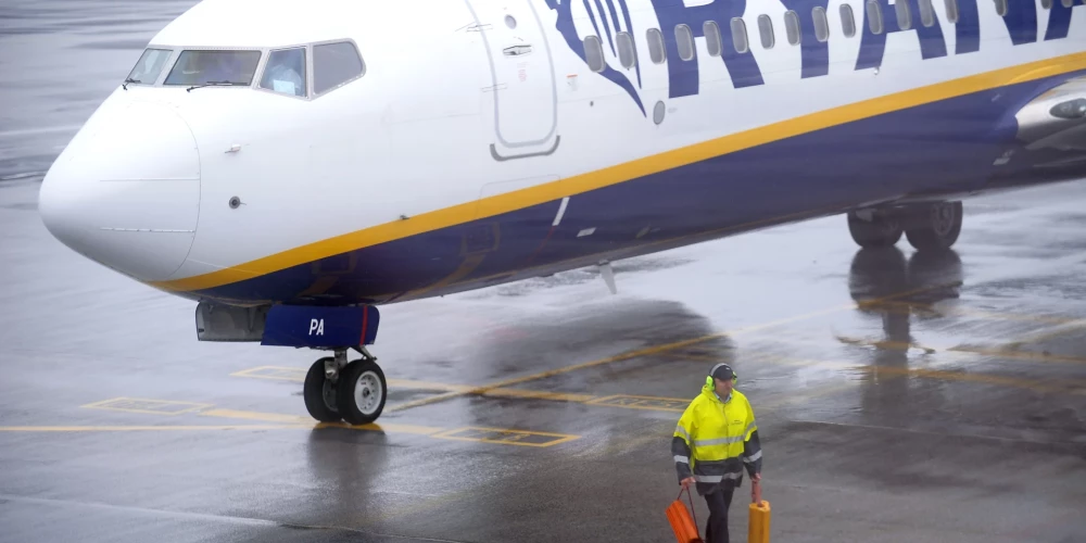 Īrijas zemo cenu lidsabiedrības "Ryanair" lidmašīna VAS "Starptautiskajā lidostā "Rīga"".