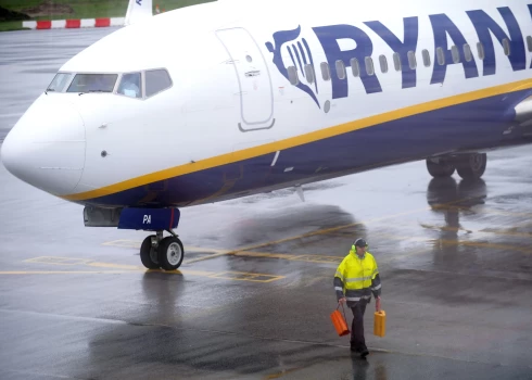 Īrijas zemo cenu lidsabiedrības "Ryanair" lidmašīna VAS "Starptautiskajā lidostā "Rīga"".
