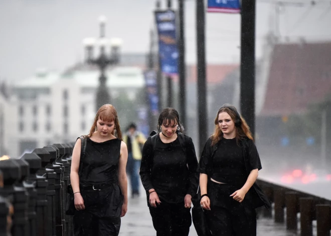 Ceturtdiena būs lietaina un brāzmaina