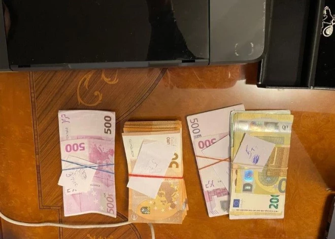 Veiktajās kratīšanās personu dzīvesvietās, automobiļos, kā arī citos saistītajos objektos tika izņemti skaidras naudas līdzekļi vairāk kā 40 000 eiro apmērā.