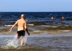 На улице +6, но в Латвии начинается официальный купальный сезон