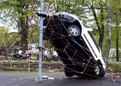 Babītē 87 gadus veca kundze ar auto apmet salto bērnu rotaļu laukumā