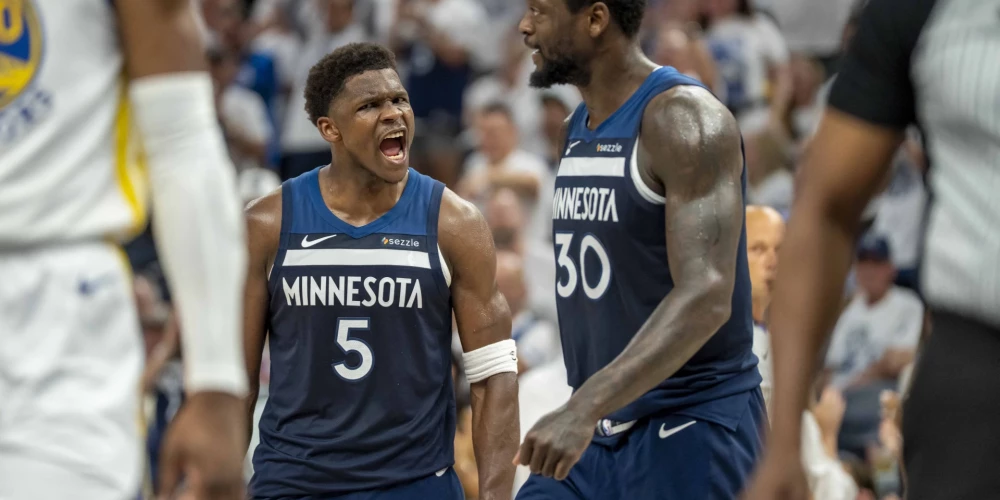 Minesotas "Timberwolves"  līderis Entonijs Edvardss (pa kreisi) un Džūliuss Rendls visu sēriju bija līmenī.