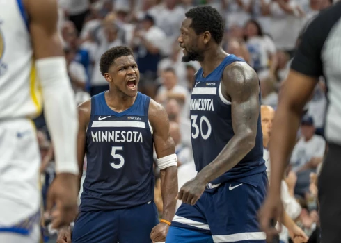 Minesotas "Timberwolves"  līderis Entonijs Edvardss (pa kreisi) un Džūliuss Rendls visu sēriju bija līmenī.