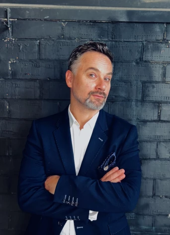 Latviešu mūziķis Andris Ābelīte klausītāju vērtējumam nodod savu jaunāko muzikālo veikumu - dziesmu "Nepateiktie vārdi".