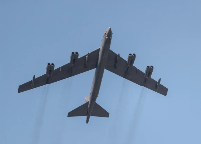 Стратегический бомбардировщик США B-52 совершит низкий пролет над Латвией: где его можно будет увидеть?
