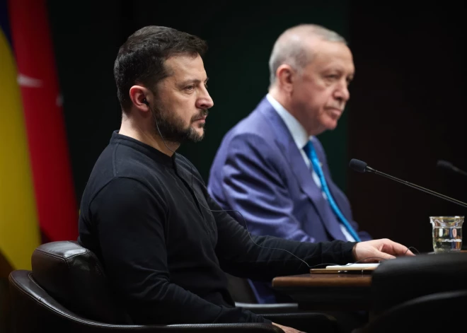 Zelenskis pieņems lēmumu par turpmākajiem soļiem sarunās ar Krieviju pēc tikšanās ar Erdoganu