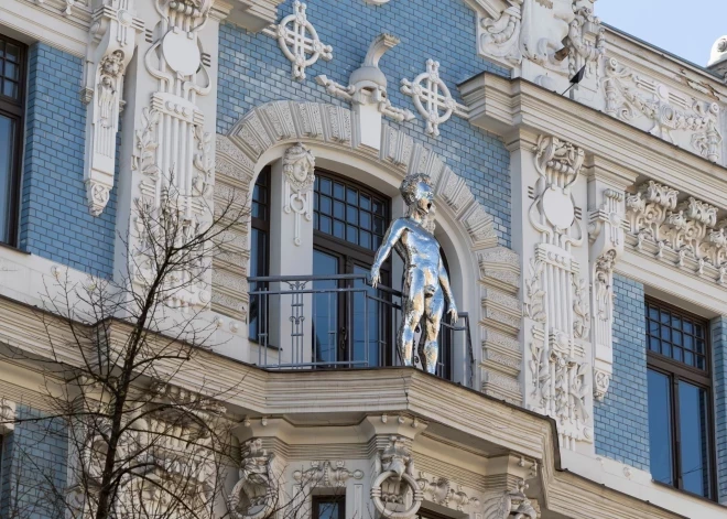 Стало известно, кому принадлежит балкон, с которого рижан "приветствует" обнаженная мужская скульптура