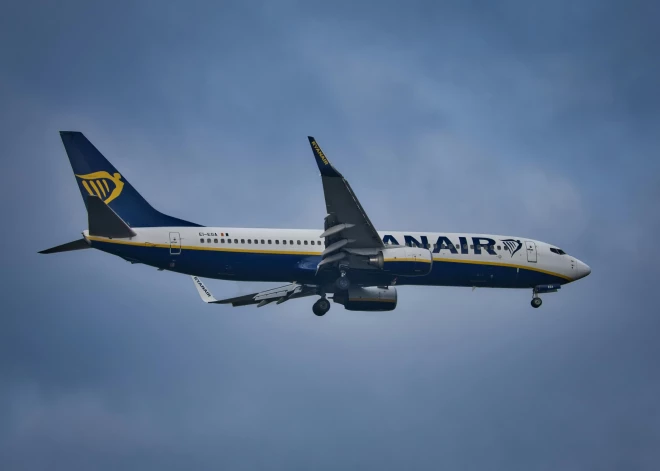 Beļģijas politiķe lidojuma laikā "Ryanair" lidmašīnā palīdz pasažierei piedzemdēt