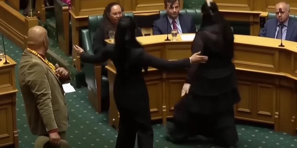 Triju maoru deputātu "haka" Jaunzēlandes parlamentā (ekrānuzņēmums no video)