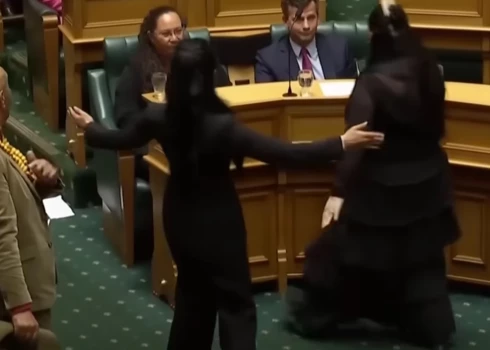 Triju maoru deputātu "haka" Jaunzēlandes parlamentā (ekrānuzņēmums no video)